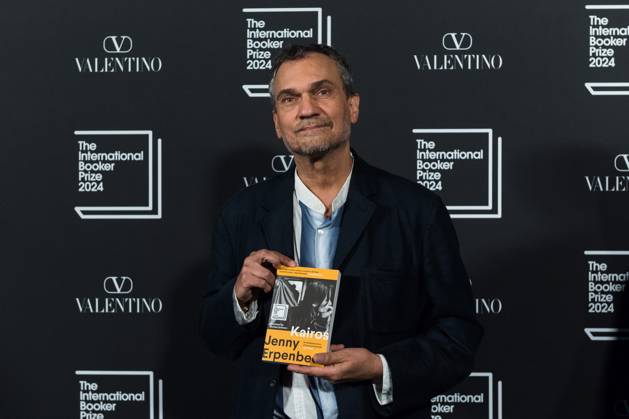 International Booker Prize 2024 Award Ceremony In London LONDON, UNITED KINGDOM - MAY 21, 2024: Translator Michael Hofmann poses with the book Kairos as he attends the official winners™ ceremony of the International Booker Prize 2024 at Tate Modern in London, United Kingdom on May 21, 2024. The International Booker Prize is awarded annually for the finest single work of fiction from around the world which has been translated into English and published in the UK and Ireland. London Greater London United Kingdom  Copyright: xWIktorxSzymanowiczx originalFilename: szymanowicz-internat240521_npUJV.jpg