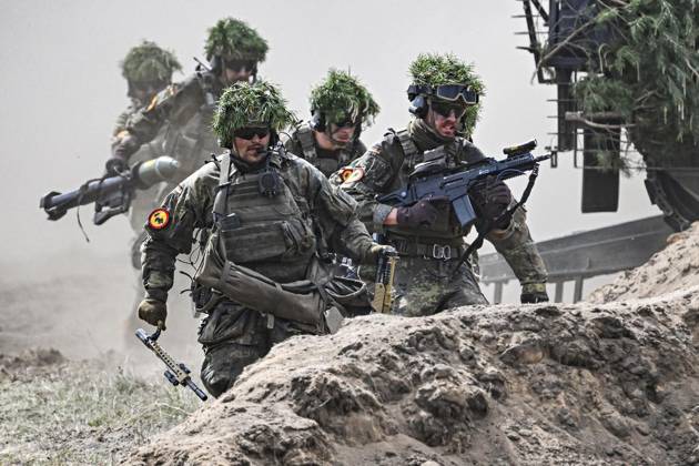 Boris Pistorius (SPD), Bundesminister der Verteidigung besucht Litauen ** NUR FÜR REDAKTIONELLE ZWECKE ** EDITORIAL USE ONLY **<p>Boris Pistorius (SPD), Bundesminister der Verteidigung besucht Litauen und bei einem Truppenbesuch die Bundeswehr-Soldaten der Panzerbrigade 12 beim Gefechtsschießen im Rahmen der Übung Grand Quadriga 24., Panzergrenadiere im Gefecht, fotografiert am 22.05.2024 in Pabrade. Deutschland Berlin Berlin Copyright: MaurizioxGambarini