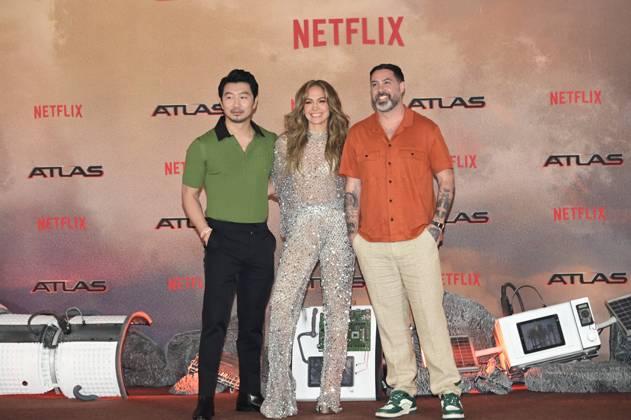 Bilder des Jahres 2024, Entertainment 05 Mai Entertainment Themen der Woche KW21 Entertainment Bilder des Tages Atlas Press Conference - Mexico City (L-R) Actor Simu Liu, actress and singer Jennifer Lopez and Director Brad Peyton, pose during a press conference to promote the film Atlas at Mexico City St. Regis Hotel. on May 21, 2024 in Mexico City, Mexico. Mexico City, Mexico, May 22, 2024. Photo by Carlos Tischler Eyepix Group ABACAPRESS.COM Mexico City Mexico  Copyright: xTischlerxCarlos Eyepix ABACAx