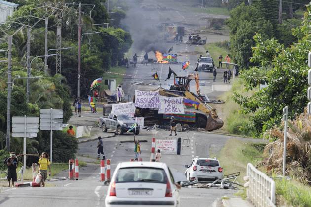 Bilder des Jahres 2024, News 05 Mai News Themen der Woche KW21 News Bilder des Tages Macron Says French Troops Will Stay In New Caledonia Protesters wave Kanak flags at an independantist roadblock in Avenue d?Auteuil in Noumea, France s Pacific territory of New Caledonia, on May 22, 2024. French security forces will remain in New Caledonia as long as necessary, Emmanuel Macron has said, after France?s president arrived in the Pacific territory in an urgent attempt to calm tensions after more than a week of riots that have left six dead. Photo by MMIIAS ABACPRESS.COM Noumea France  Copyright: xMMIIAS ABACAx