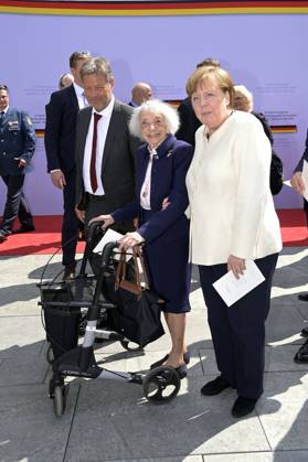 Bilder des Jahres 2024, News 05 Mai News Themen der Woche KW21 News Bilder des Tages Robert Habeck, Margot Friedländer und Angela Merkel beim Staatsakt zu 75 Jahre Grundgesetz auf dem Forum zwischen Bundestag und Kanzleramt. Berlin, 23.05.2024