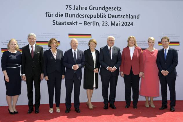 Bilder des Jahres 2024, News 05 Mai News Themen der Woche KW21 News Bilder des Tages Juliane Harbarth, Stephan Harbarth, Britta Ernst, Olaf Scholz, Elke Büdenbender, Frank-Walter Steinmeier, Bärbel Bas, Manuela Schwesig und Stefan Schwesig beim Staatsakt zu 75 Jahre Grundgesetz auf dem Forum zwischen Bundestag und Kanzleramt. Berlin, 23.05.2024