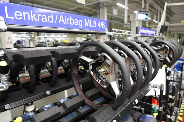 Wolfsburg Niedersachsen Wolfsburg, 23.05.2024, Volkswagen Werk Wolfsburg, VW Golf und VW Tiguan Produktion, die Lenkräde für ein Golf 8 GTI