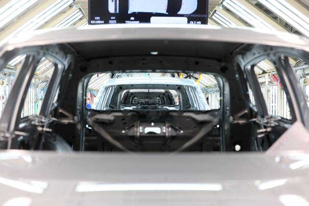 Wolfsburg Niedersachsen Wolfsburg, 23.05.2024, Volkswagen Werk Wolfsburg, VW Golf und VW Tiguan Produktion. Die Endkontrolle des fertig lackierten VW Tiguans.