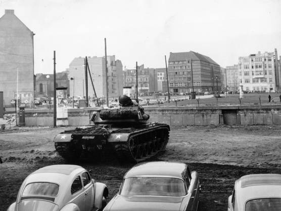Bau der Berliner Mauer Ein Panzer der US-Army ausgericht gen Osten am Checkpoint Charlie, Berlin 1961. Originale Bildbeschreibung: Und wieder schwerer Grenzzwischenfall an der Friedrichstrasse - Auch heute nachmittag kam es wieder zu einem schweren Grenzzwischenfall an dem Ausländer-Übergang an der Friedrichstrassstrasse sic. , als Volkspolizisten einem amerikaner sic. in Zivilkleidung, der einen Wagen mit einem Wagen mit einem amtlichen amerikanischen Kennzeichen fuhr, die Einfahrt in den Osten unserer Stadt verweigerten. Erst unter dem Schutz von bewaffneten amerikanischen Einheiten konnte der Amerikaner passieren. , Berlin Copyright: Kindermann Nur redaktionelle Nutzung Editorial use only KIN_740302082 EDITORIAL USE ONLY
