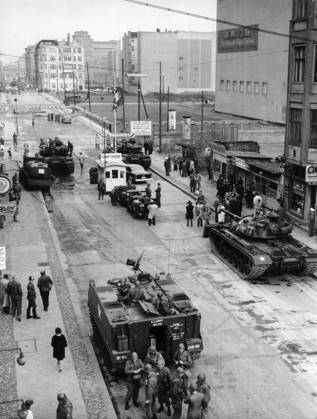 Bau der Berliner Mauer Reger Trubel und diverse Fahrzeuge am Checkpoint Charlie, Berlin 1961. - Originale Bildbeschreibung: Übergriffe werden abgewiesen - Zu einem schweren Grenzzwischenfall, kam es auch heute wieder an der Friedrich- Ecke Kochstrasse, als zwei amerikanischen Reiseomnibussen die Einfahrt in den sowjetisch-besetzten Sektor verboten werden sollte. Englische und amerikanische Panzertruppeneinheiten bezogen Stellung, um international festgelegte Rechte der vier Besatzungsbehörden zu wahren. , Berlin Copyright: Kindermann Nur redaktionelle Nutzung Editorial use only KIN_740302086 EDITORIAL USE ONLY