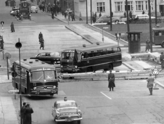 Bau der Berliner Mauer Busse der US-Army umqueren die Schlagbäume am Checkpoint Charlie nachdem ihnen die Überfahrt verwehrt wurde, Berlin 1961. - Originale Bildbeschreibung: Die beiden amerikanischen Reisebusse kommen nach dem sicheren Westen Berlins zurück. - Schwierig, sehr schwierig, ist der Weg von West- nach Ostberlin auch für die alliierten Schutztruppen - Nachdem zwei amerikanische Reisebusse die Sektorengrenze an der Friedrichstrasse vom Westen nach dem Osten unserer Stadt durch doppelten Schlagbaum in Schlangenlinien passiert hatten, wurde ihnen von den freundlichen VOPOS die Weiterfahrt zu den östlichen Teilen Berlins verwehrt, was die Amerikaner auch nicht eben als freundlich empfanden. , Berlin Copyright: Kindermann Nur redaktionelle Nutzung Editorial use only KIN_740302090 EDITORIAL USE ONLY