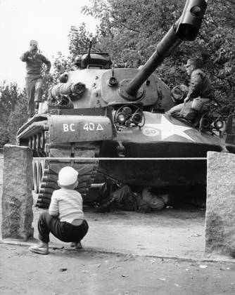 Bau der Berliner Mauer Ein Berliner Junge hockt vor einem US-Panzer, an bzw. unter dem US-Soldaten zu Gange sind, Berlin 1961. Originale Bildbeschreibung: Momentane Situation an den Grenzen Westberlins - Wildernbruchstr. sic. , Berlin Copyright: Kindermann Nur redaktionelle Nutzung Editorial use only KIN_740302092 EDITORIAL USE ONLY