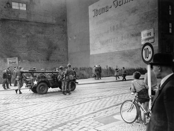 Bau der Berliner Mauer US-Soldaten positionieren eine Kurzschusswaffe auf einem Jeep in Richtung der kürzlich errichtete Berliner Mauer aus, Berlin 1961. Originale Bildbeschreibung: Sie haben Stellung bezogen - Die drei in Westberlin stationierten alliierten Schutzmächte. An den Grenzen unserer Inselstadt sind die feldmäßig ausgerichteten Truppen in Stellung gegangen, um die Freiheit Berlins und damit die Freiheit der ganzen Welt zu verteidigen. - U.B.z.: Amerikaner in der Charlottenstrasse , Berlin Copyright: Kindermann Nur redaktionelle Nutzung Editorial use only KIN_740302119 EDITORIAL USE ONLY