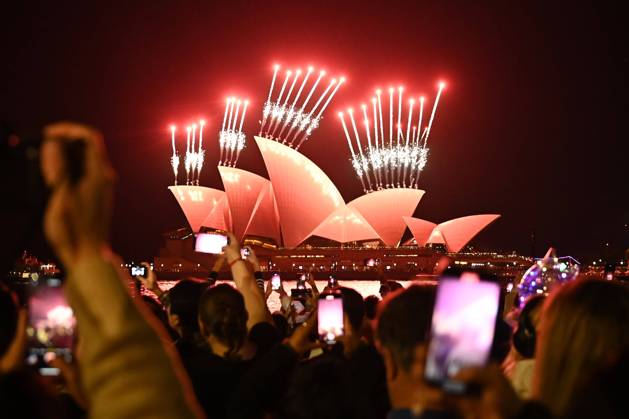 Bilder des Jahres 2024, Entertainment 05 Mai Entertainment Themen der Woche KW21 Entertainment Bilder des Tages VIVID SYDNEY 2024, People watch as fireworks are launched behind the Sydney Opera House as part of 2024 Vivid Sydney in Sydney, Friday, May 24, 2024. Vivid Sydney will illuminate the Harbour City until Saturday 15 June. ( NO ARCHIVING, EDITORIAL USE ONLY, NO USE IN BOOKS WITHOUT CONSENT SYDNEY NEW SOUTH WALES AUSTRALIA  Copyright: xSTEVENxSAPHOREx 20240524193647013227