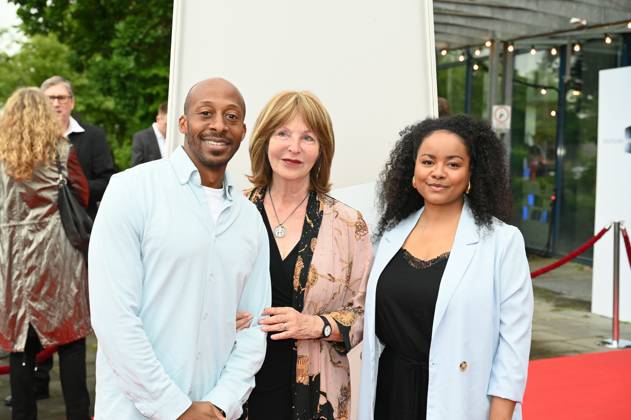l-r, Quatis Tarkington, ehem. Bürgermeisterin Angela Spizig und Schauspielerin Catherine Chikosi kommt zu der Verleihung 34. Deutscher Kamerapreis
