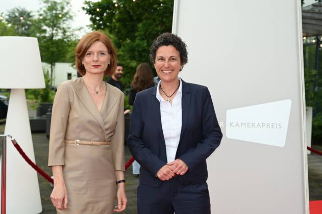 WDR Direktorin Katrin Vernau und WDR Direktorin Dominique Hoffmann, l-r, kommt zu der Verleihung 34. Deutscher Kamerapreis