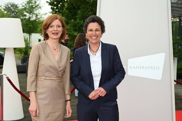 WDR Direktorin Katrin Vernau und WDR Direktorin Dominique Hoffmann, l-r, kommt zu der Verleihung 34. Deutscher Kamerapreis