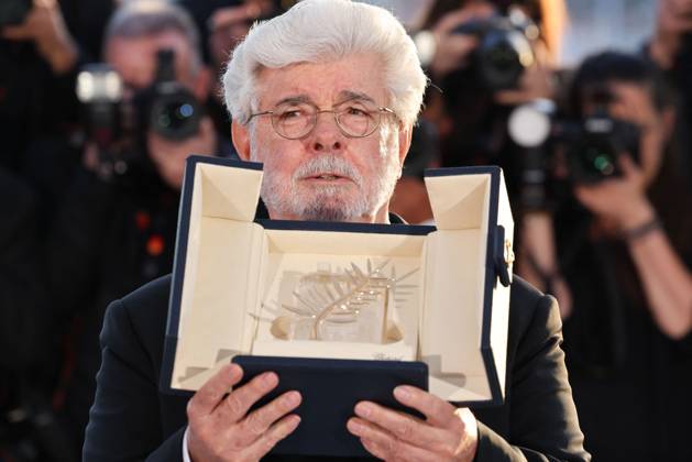 Cannes - Palme D Or Winners Photocall George Lucas poses with the Honorary Palme D?Or during the Palme D Or Winners Photocall at the 77th annual Cannes Film Festival at Palais des Festivals on May 25, 2024 in Cannes, France. Photo by Shootpix ABACAPRESS.COM Cannes France  Copyright: xShootpix ABACAx
