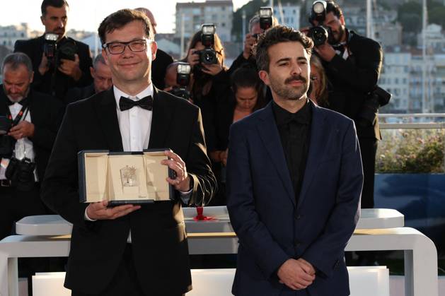 Cannes - Palme D Or Winners Photocall NebojÅ¡a SlijepÄeviÄ? pose with the Short Film Palme D Or Award for The Man Who Could Not Remain Silent during the Palme D Or Winners Photocall at the 77th annual Cannes Film Festival at Palais des Festivals on May 25, 2024 in Cannes, France. ( Photo by Shootpix ABACAPRESS.COM Cannes France  Copyright: xShootpix ABACAx