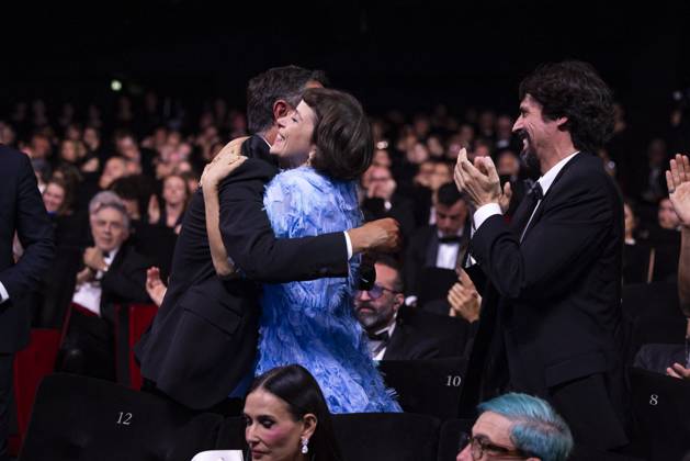 B CÃ rÃ monie de clÃ ture du 77eme Festival International du Film de Cannes au Palais des Festivals Ã Cannes Miguel Gomes, Crista Alfaiate, Goncalo Waddington CÃ rÃ monie de clÃ ture du 77eme Festival International du Film de Cannes au Palais des Festivals Ã Cannes Le 25 mai 2024 Borde Jacovides Moreau Bestimage Closing ceremony of the 77th Cannes International Film Festival at the Palais des Festivals in Cannes, France On may 25th 2024 Cannes France  Copyright: xOLIVIERxBORDEx xBESTIMAGExOLIVIERxBORDEx xBESTIMAGEx