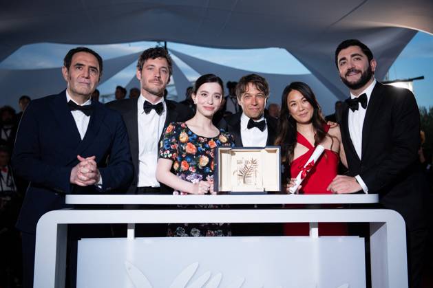 Cannes Winners Photocall Chiang Wei Liang and You Qiao Yin pose with the Special Mention Camera d Or Award for Mongrel , Halfdan Ullmann Tondel poses with the Camera d Or Award for Armand next to Camera d Or Jury Co-Presidents Baloji and Emmanuelle Beart during the Winners Photocall as part of the 77th Cannes International Film Festival in Cannes, France on May 25, 2024. Photo by Aurore Marechal ABACAPRESS.COM Cannes France  Copyright: xMarechalxAurore ABACAx