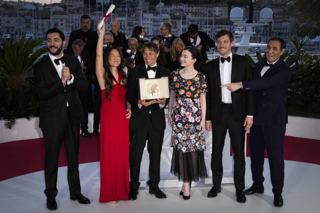Foto IPP Daniele Cifala™ Cannes 25 05 2024 Palme D Or Winners Photocall - The 77th Annual Cannes Film Festival nella foto : Vache Tovmasyan, Samantha Quan, Sean Baker, Mikey Madison, Alex Coco and Karren Karagulian pose with the Palme d Or Award for Anora Italy Photo Press - World Copyright