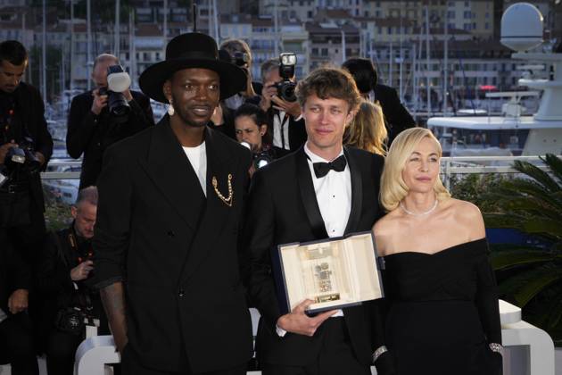 Foto IPP Daniele Cifala™ Cannes 25 05 2024 Palme D Or Winners Photocall - The 77th Annual Cannes Film Festival nella foto : President of the Jury CamÃ ra D or Baloji, Winner of the Camera d Or Award for Armand Halfdan Ullmann Tondel, and President of the Jury CamÃ ra D or Emmanuelle BÃ art Italy Photo Press - World Copyright
