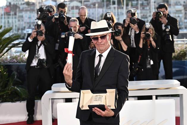 Annual Cannes Film Festival - Palme D Or Winners Photocall - Cannes DN Jacques Audiard poses with the Jury Prize Award for Emilia Perez during the Palme D Or Winners Photocall at the 77th annual Cannes Film Festival at Palais des Festivals on May 25, 2024 in Cannes, France. Photo by David NIVIERE ABACAPRESS.COM CANNES France  Copyright: xNivierexDavid ABACAPRESS.COMx