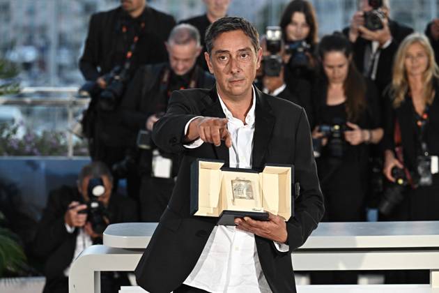 Annual Cannes Film Festival - Palme D Or Winners Photocall - Cannes DN Miguel Gomes poses with the Best Director Award for Grand Tour during the Palme D Or Winners Photocall at the 77th annual Cannes Film Festival at Palais des Festivals on May 25, 2024 in Cannes, France.. Photo by David NIVIERE ABACAPRESS.COM CANNES France  Copyright: xNivierexDavid ABACAPRESS.COMx