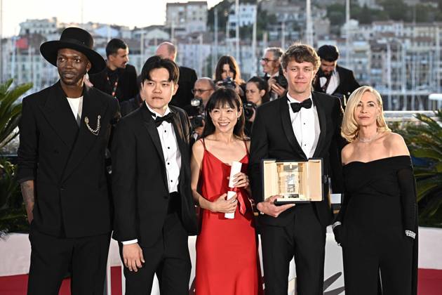 Annual Cannes Film Festival - Palme D Or Winners Photocall - Cannes DN Halfdan Ullmann Tondel poses with the Camera d Or Award for Armand, Chiang Wei Liang and You Qiao Yin pose with the Special Mention Camera d Or Award for Mongrel next to Camera d Or Jury Co-Presidents Emmanuelle Beart and Baloji during the Palme D Or Winners Photocall at the 77th annual Cannes Film Festival at Palais des Festivals on May 25, 2024 in Cannes, France. Photo by David NIVIERE ABACAPRESS.COM CANNES France  Copyright: xNivierexDavid ABACAPRESS.COMx