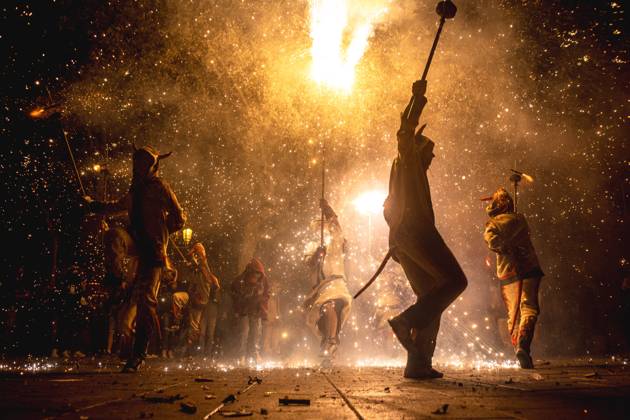 Bilder des Jahres 2024, News 05 Mai News Themen der Woche KW21 May 25, 2024, Barcelona, Catalonia, Spain: Fire runners dance to traditional drums under fireworks celebrating the 30th anniversary of the Diables de les Corts Barcelona Spain - ZUMAo105 20240525_fap_o105_034 Copyright: xMatthiasxOesterlex