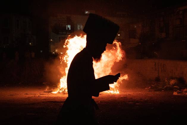 Bilder des Jahres 2024, News 05 Mai News Themen der Woche KW21 News Bilder des Tages (240526) -- JERUSALEM, May 26, 2024 -- An Ultra-Orthodox Jewish person attends a fire burning ceremony as they celebrate the Jewish holiday of Lag BaOmer in Jerusalem, on May 25, 2024. ) MIDEAST-JERUSALEM-LAG BAOMER-CELEBRATION ChenxJunqing 