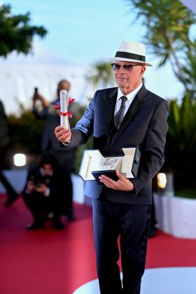 Cannes - Winners Photocall Jacques Audiard poses with the jury Prize Award for Emilia Perez during the Palme D Or Winners Photocall at the 77th annual Cannes Film Festival at Palais des Festivals on May 25, 2024 in Cannes, France. Photo by Franck Castel ABACAPRESS.COM Cannes France  Copyright: xCastelxFranck ABACAx