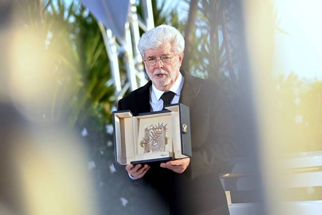 Cannes - Winners Photocall George Lucas poses with the Honorary Palme D Or during the Palme D Or Winners Photocall at the 77th annual Cannes Film Festival at Palais des Festivals on May 25, 2024 in Cannes, France. Photo by Franck Castel ABACAPRESS.COM Cannes France  Copyright: xCastelxFranck ABACAx