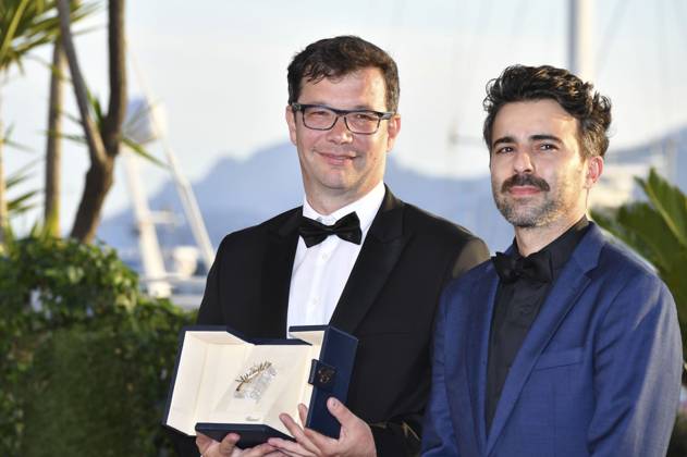 Nebojsa Slijepcevic mit der Goldenen Palme für den besten Kurzfilm The Man Who Could Not Remain Silent beim Photocall mit den Preisträgern auf dem Festival de Cannes 2024 77. Internationale Filmfestspiele von Cannes am Palais des Festivals. Cannes, 25.05.2024