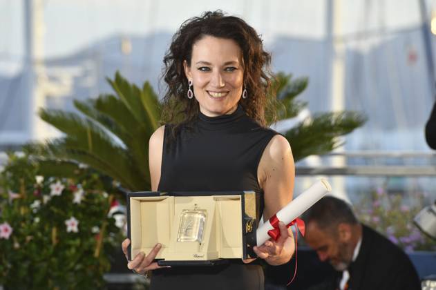 Coralie Fargeat mit dem Preis für das beste Drehbuch für The Substance beim Photocall mit den Preisträgern auf dem Festival de Cannes 2024 77. Internationale Filmfestspiele von Cannes am Palais des Festivals. Cannes, 25.05.2024