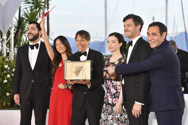 Vache Tovmasyan, Samantha Quan, Sean Baker, Mikey Madison, Alex Coco und Karren Karagulian mit der Goldenen Palme gür den besten Fim Anora beim Photocall mit den Preisträgern auf dem Festival de Cannes 2024 77. Internationale Filmfestspiele von Cannes am Palais des Festivals. Cannes, 25.05.2024