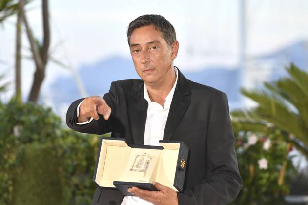 Miguel Gomes mit dem Preis für die beste Regie bei Grand Tour beim Photocall mit den Preisträgern auf dem Festival de Cannes 2024 77. Internationale Filmfestspiele von Cannes am Palais des Festivals. Cannes, 25.05.2024