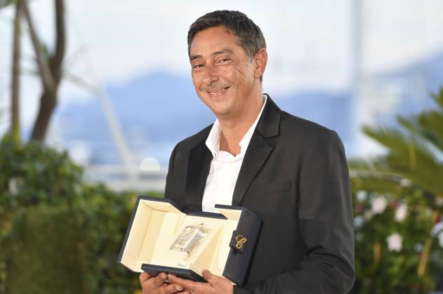 Miguel Gomes mit dem Preis für die beste Regie bei Grand Tour beim Photocall mit den Preisträgern auf dem Festival de Cannes 2024 77. Internationale Filmfestspiele von Cannes am Palais des Festivals. Cannes, 25.05.2024
