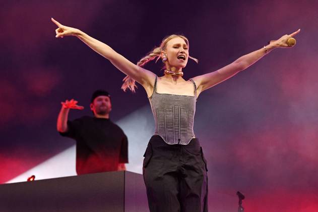 Bilder des Jahres 2024, Entertainment 05 Mai Entertainment Themen der Woche KW21 Daniel Grunenberg und Carolin Niemczyk von Glasperlenspiel live bei einem Konzert auf dem Demokratiefest zu 75 Jahren Grundgesetz auf der 360-Grad-Bühne zwischen Kanzleramt und dem Deutschen Bundestag. Berlin, 24.05.2024