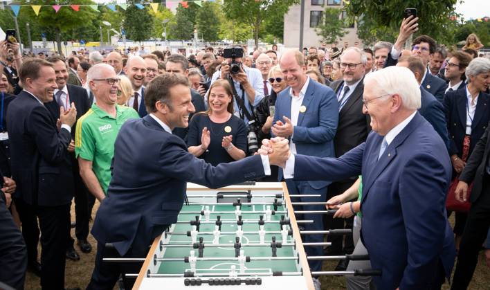 Bilder des Jahres 2024, News 05 Mai News Themen der Woche KW21 News Bilder des Tages Besuch des Präsidenten der Französischen Republik 75 Jahre Grundgesetz Demokratiefest Die beiden Präsidenten spielen ein Kicker-Match auf dem Demokratiefest Frank-Walter Steinmeier, Bundespräsident, im Gespräch mit Emmanuel Macron, Präsident der Französischen Republik;Besuch des Präsidenten der Französischen Republik 75 Jahre Grundgesetz Demokratiefest Die beiden Präsidenten spielen ein Kicker-Match auf dem Demokratiefest Frank-Walter Steinmeier, Bundespräsident, im Gespräch mit Emmanuel Macron, Präsi, Berlin Berlin Deutschland Dialogforum auf dem Demokratiefe