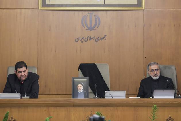 Bilder des Jahres 2024, News 05 Mai News Themen der Woche KW21 News Bilder des Tages May 26, 2024, Tehran, Iran: Iranian Vice President and Acting President MOHAMMAD MOKHBER (L) speaks as a portrait of the late Iranian President Ebrahim Raisi (C) is placed on his seat after he was killed in a helicopter crash during a government meeting. Tehran Iran - ZUMAi98_ 20240526_zih_i98_002 Copyright: xIranianxPresidencyx