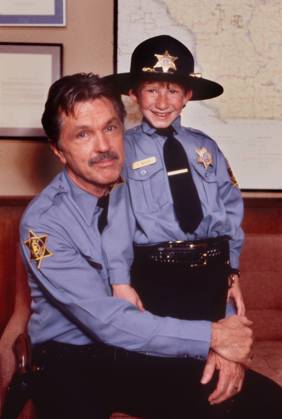 PICKET FENCES, Tom Skerritt, Adam Wylie, 1992-96. ? 20th Century Fox Film Courtesy: Everett CollectionTSDPIFE FE045 PUBLICATIONXNOTxINxCANxCHNxFRAxITAxJPNxNORxPOLxRUSxESPxUKxUSA Copyright: xx TSDPIFE FE045 TSDPIFE_FE045_H