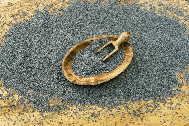 IMAGO Creative: Food, Mohn Mohnsamen in Holzschale und auf Holzschaeufelchen poppy seeds in a wooden bowl and on a wooden scoop BLWS709981