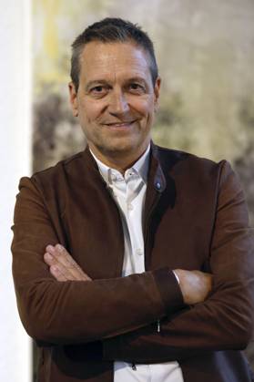 Dieter Nuhr bei der Präsentation der Wanderausstellung Woanders ist überall mit Gemälden über die Geschichte und Kultur des Ruhrgebiets von Dieter Nuhr in der Kreuzkirche. Essen, 28.05.2024