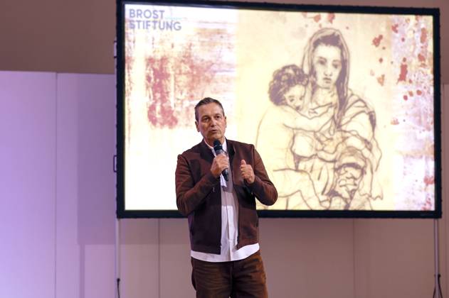 Dieter Nuhr bei der Präsentation der Wanderausstellung Woanders ist überall mit Gemälden über die Geschichte und Kultur des Ruhrgebiets von Dieter Nuhr in der Kreuzkirche. Essen, 28.05.2024