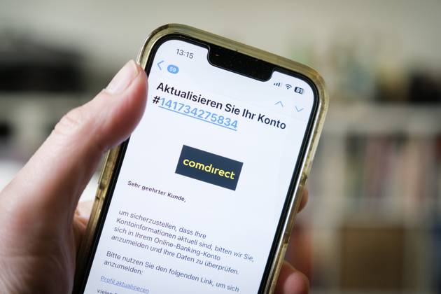 Betrügerische Phishing email auf einem Mobiltelefon, die dazu auffordert ein wichtiges Update für die Banksoftware von comdirect durchzuführen