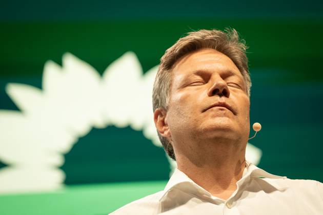 Bilder des Jahres 2024, News 06 Juni News Themen der Woche KW22 News Bilder des Tages Bündnis 90 Die Grünen Kleiner Parteitag 1. Ordentlicher Länderrat 2024 in Potsdam Robert Habeck, Bundeswirtschaftsminister, hält seine Rede vor dem kleinen Parteitag;Bündnis 90 Die Grünen Kleiner Parteitag 1. Ordentlicher Länderrat 2024 in Potsdam Robert Habeck, Bundeswirtschaftsminister, hält seine Rede vor dem kleinen Parteitag, Potsdam Brandenburg Deutschland Schinkelhalle
