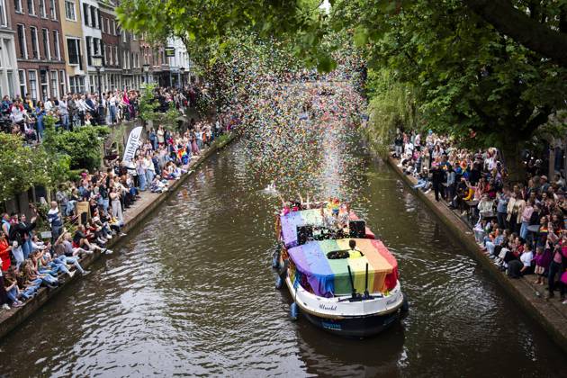 Bilder des Jahres 2024, News 06 Juni News Themen der Woche KW22 News Bilder des Tages UTRECHT - Participants in the Utrecht Pride boat parade wave to spectators. The main goal of organizing the annual event is to increase the visibility of LGBTIQ+ organizations. ANP JEROEN JUMELET netherlands out - belgium out  Copyright: xx x500071154x originalFilename: 500071154.jpg