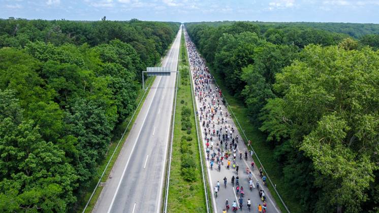 Bilder des Jahres 2024, News 06 Juni News Themen der Woche KW22 News Bilder des Tages ADFC_Sternfahrt 2024 Deutschland, Berlin am 02.06.2024: Drohnen Aufnahme. Viele tausende Menschen fahren Fahrrad auf der Avus (Autobahn A115) vom Wannsee Richtung Berlin.