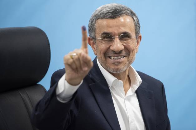 News Bilder des Tages Iran: The fourth day of presidential candidates registration ahead of elections Former Iranian president Mahmoud Ahmadinejad shows his ink finger to the media while registering his name as a candidate for the June 28 presidential election at the Interior Ministry in Tehran, Iran, Sunday, June 2, 2024. Tehran Tehran Iran Copyright: SobhanxFarajvan