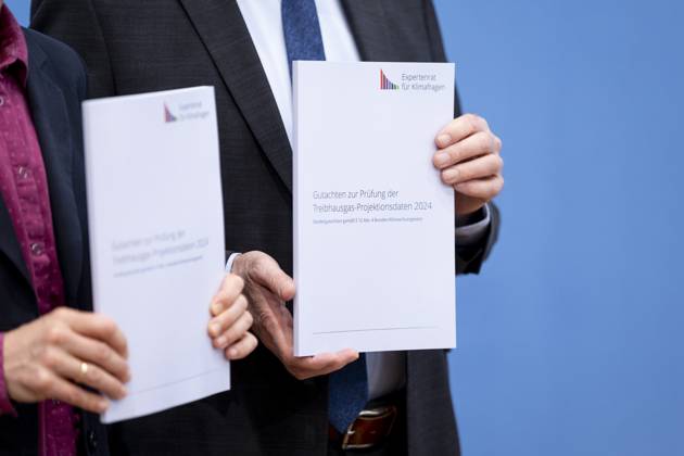 Prof. Dr. Hans-Martin Henning, Vorsitzender vom Expertenrat fâˆöºr Klimafragen (ERK) und Dr. Brigitte Knopf, Stellv. Vorsitzende vom Expertenrat fâˆöºr Klimafragen, aufgenommen im Rahmen der Pressekonferenz zum Sondergutachten zur Pruefung der Treibhausgas-Projektionsdaten 2024 im Haus der Bundespressekonferenz in Berlin, 03.06.2024. Berlin Deutschland Copyright: xLorenzxHuterxphotothek.dex