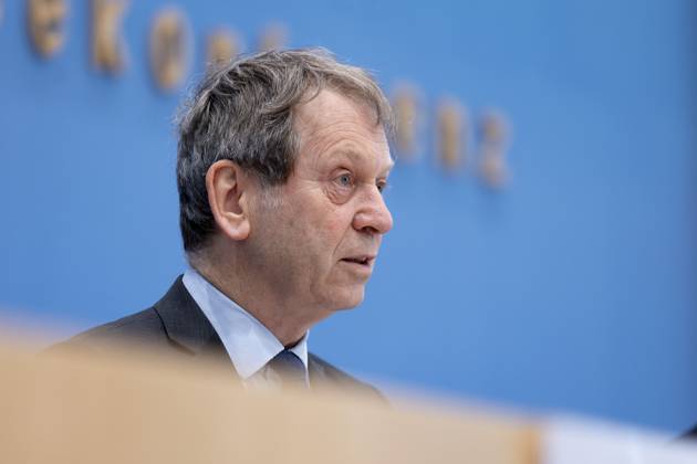 Prof. Dr. Hans-Martin Henning, Vorsitzender vom Expertenrat fâˆöºr Klimafragen (ERK), aufgenommen im Rahmen der Pressekonferenz zum Sondergutachten zur Pruefung der Treibhausgas-Projektionsdaten 2024 im Haus der Bundespressekonferenz in Berlin, 03.06.2024. Berlin Deutschland Copyright: xLorenzxHuterxphotothek.dex