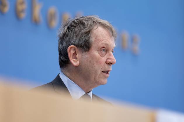Prof. Dr. Hans-Martin Henning, Vorsitzender vom Expertenrat fâˆöºr Klimafragen (ERK), aufgenommen im Rahmen der Pressekonferenz zum Sondergutachten zur Pruefung der Treibhausgas-Projektionsdaten 2024 im Haus der Bundespressekonferenz in Berlin, 03.06.2024. Berlin Deutschland Copyright: xLorenzxHuterxphotothek.dex